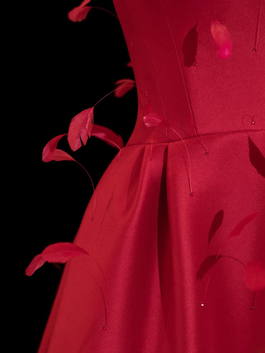 Ball Gowns Prom Dress Aesthetic Strapless Red Satin With Feather Style Impress Long Prom Dresses Party Formal Gowns SA027