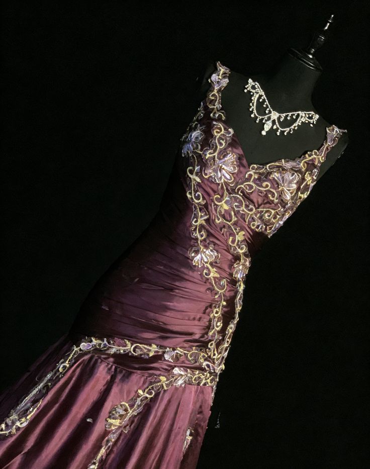 Chic Grape Dresses V-neck A-Line Long Prom Dresses Embroidery Satin Sleeveless Princess Formal Dress N776