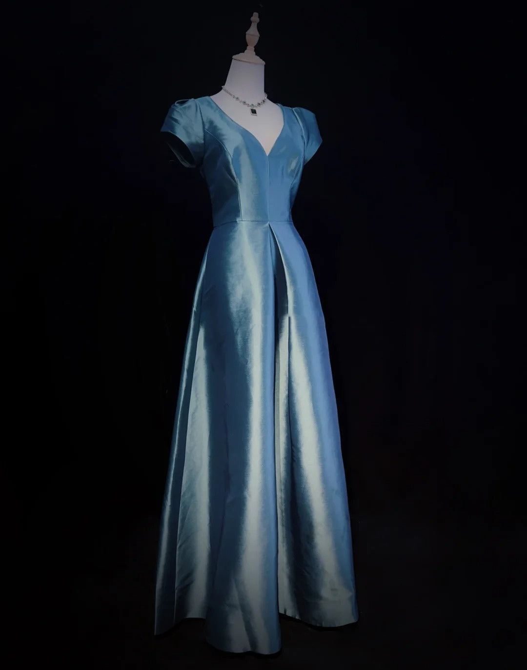 Beautiful Prom Dresses A Line V Neck Blue Satin With Ruffle Sleeves Long Evening Outfits N3336