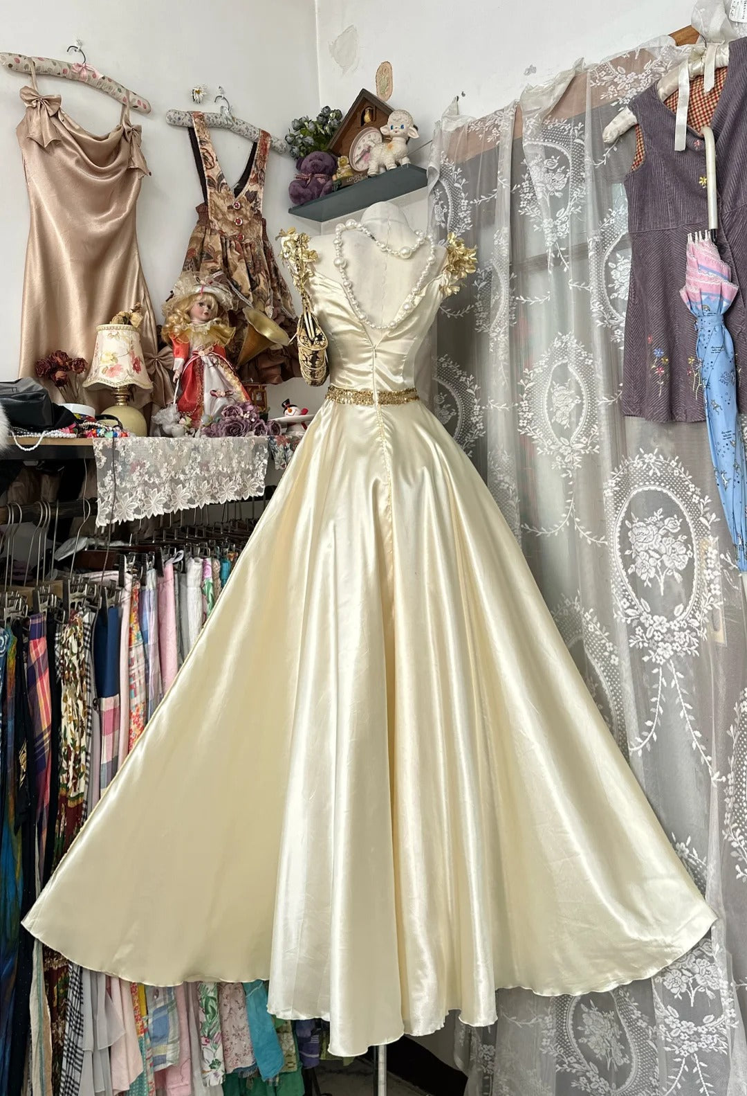 Classy Prom Dresses Ball Gown Square Neck Gold Satin Sleeveless Long Formal Evening Outfits N3773