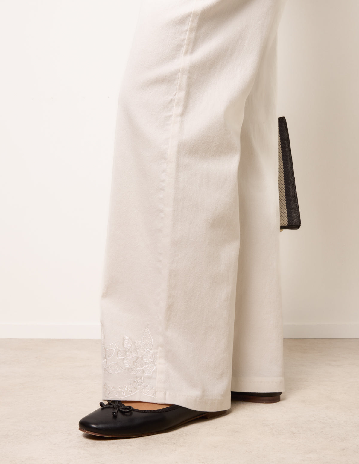 Floral Embroidered Detailed Flared Jeans