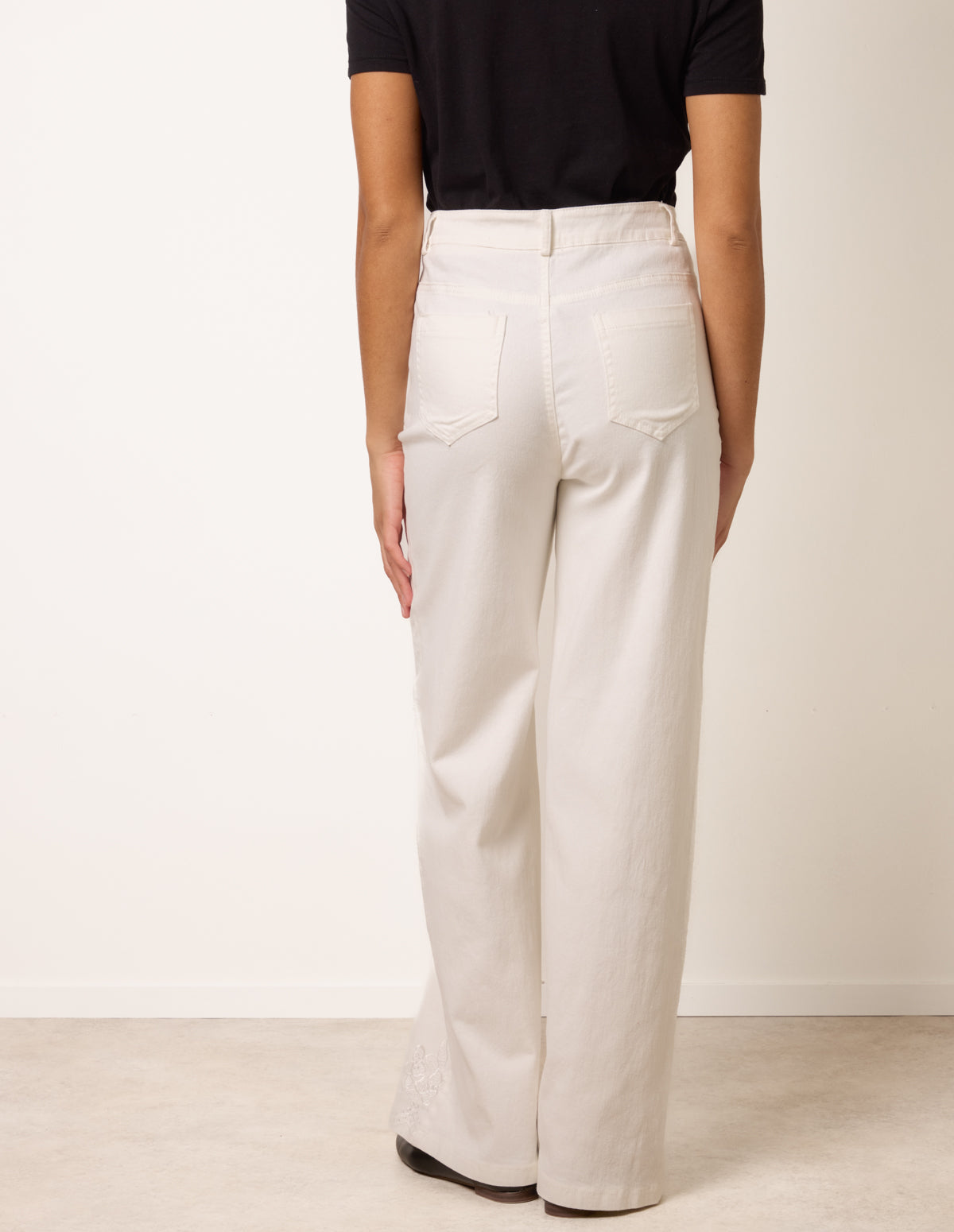 Floral Embroidered Detailed Flared Jeans